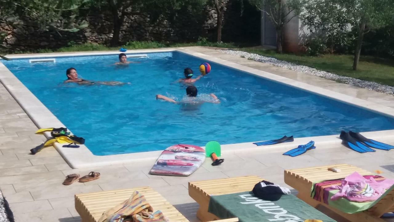 Mala Kuca Sa Velikim Grijanim Bazenom Antonio Βίλα Šišan Εξωτερικό φωτογραφία
